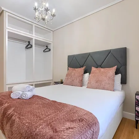 Vivienda Turistica Reformada En Zona Residencial Con Garaje Y Wifi