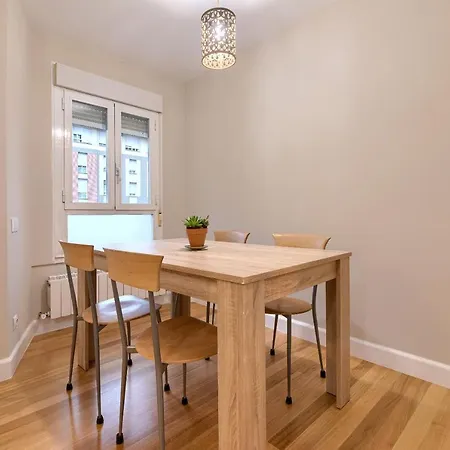 Vivienda Turistica Reformada En Zona Residencial Con Garaje Y Wifi