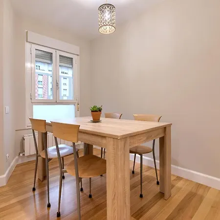 Vivienda Turistica Reformada En Zona Residencial Con Garaje Y Wifi