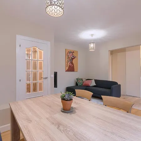 Vivienda Turistica Reformada En Zona Residencial Con Garaje Y Wifi *