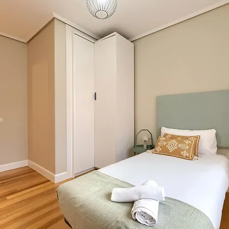 Vivienda Turistica Reformada En Zona Residencial Con Garaje Y Wifi