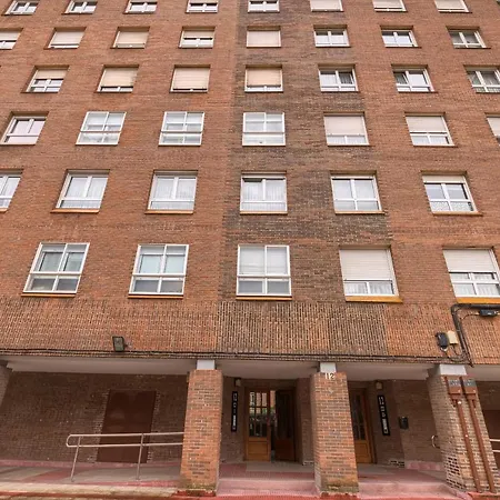 Vivienda Turistica Reformada En Zona Residencial Con Garaje Y Wifi