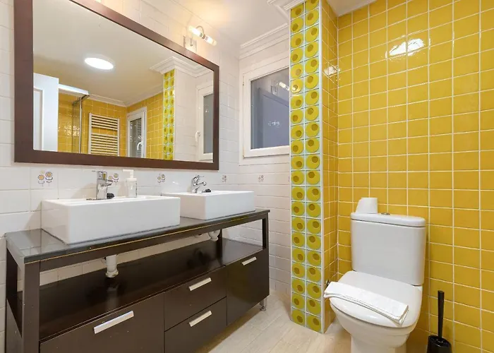 Vivienda Turistica Reformada En Zona Residencial Con Garaje Y Wifi *