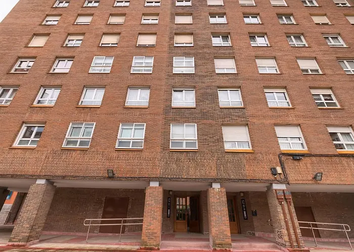 Vivienda Turistica Reformada En Zona Residencial Con Garaje Y Wifi