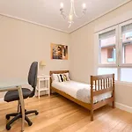 Vivienda Turística Reformada En Zona Residencial Con Garaje Y Wifi *