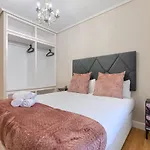Vivienda Turística Reformada En Zona Residencial Con Garaje Y Wifi